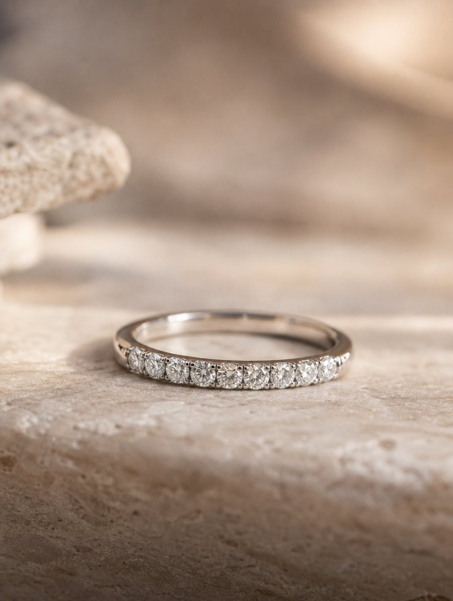 Media alianza de oro blanco con diamantes